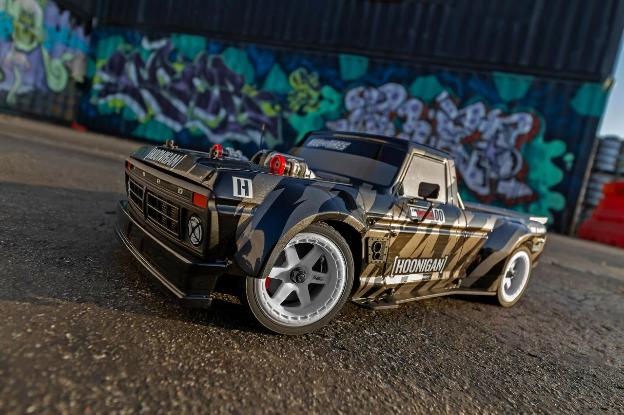 Team Associated Hoonigan Apex2 Hoonitruck 1/10 On-Road Electric 4wd RTR Kit - Combo 10 Team Associated Hoonigan Apex2 Hoonitruck 1/10 On-Road Electric 4wd RTR Kit - Combo - Image 8